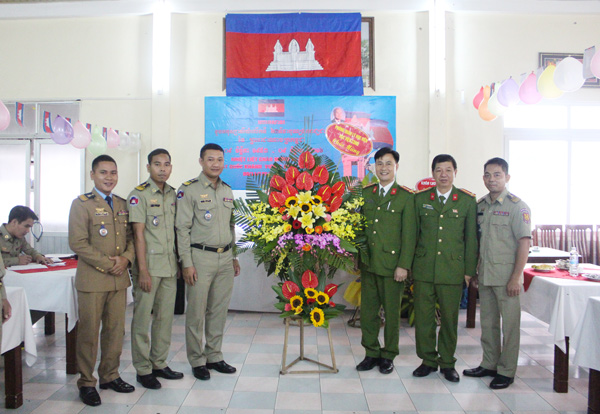 Đại diện lãnh đạo Phòng Quản lý học viên chúc mừng tập thể học viên Campuchia.